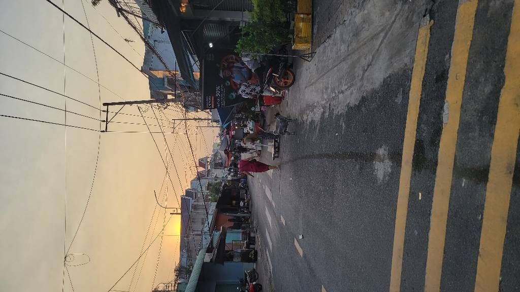 Mặt tiền kinh doanh - Nhà 3 tầng - Gần bến xe Miền Đông Mới