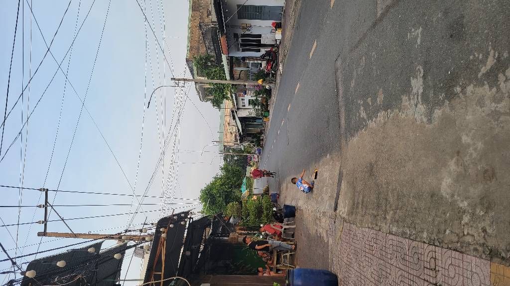 Mặt tiền kinh doanh - Nhà 3 tầng - Gần bến xe Miền Đông Mới