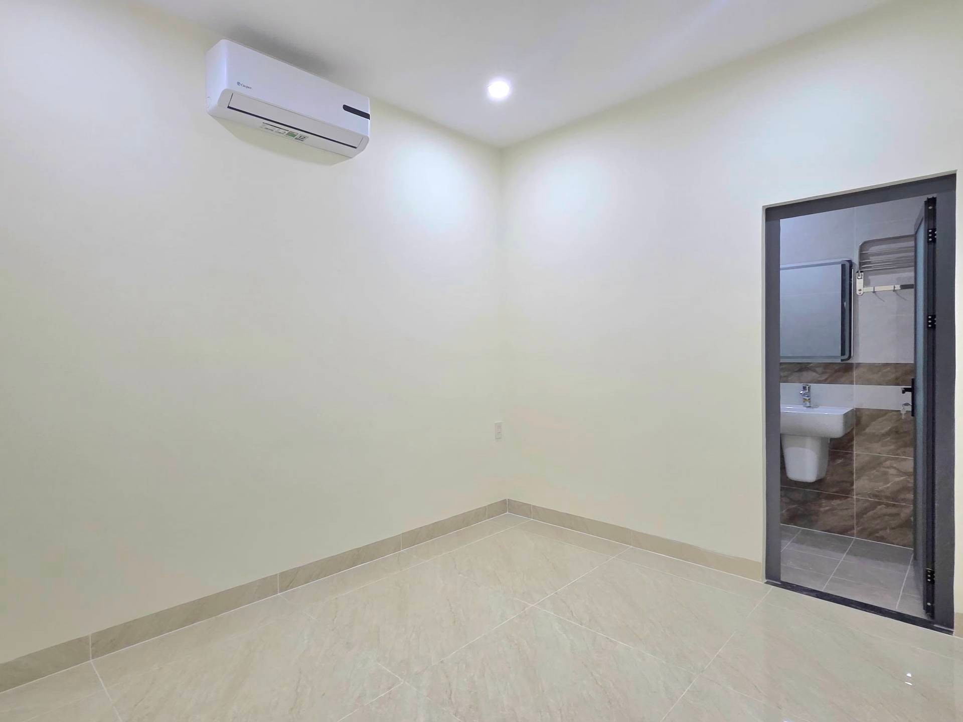 Mặt Tiền Kinh Doanh 5 Tầng Có Thang Máy Cửa Sau