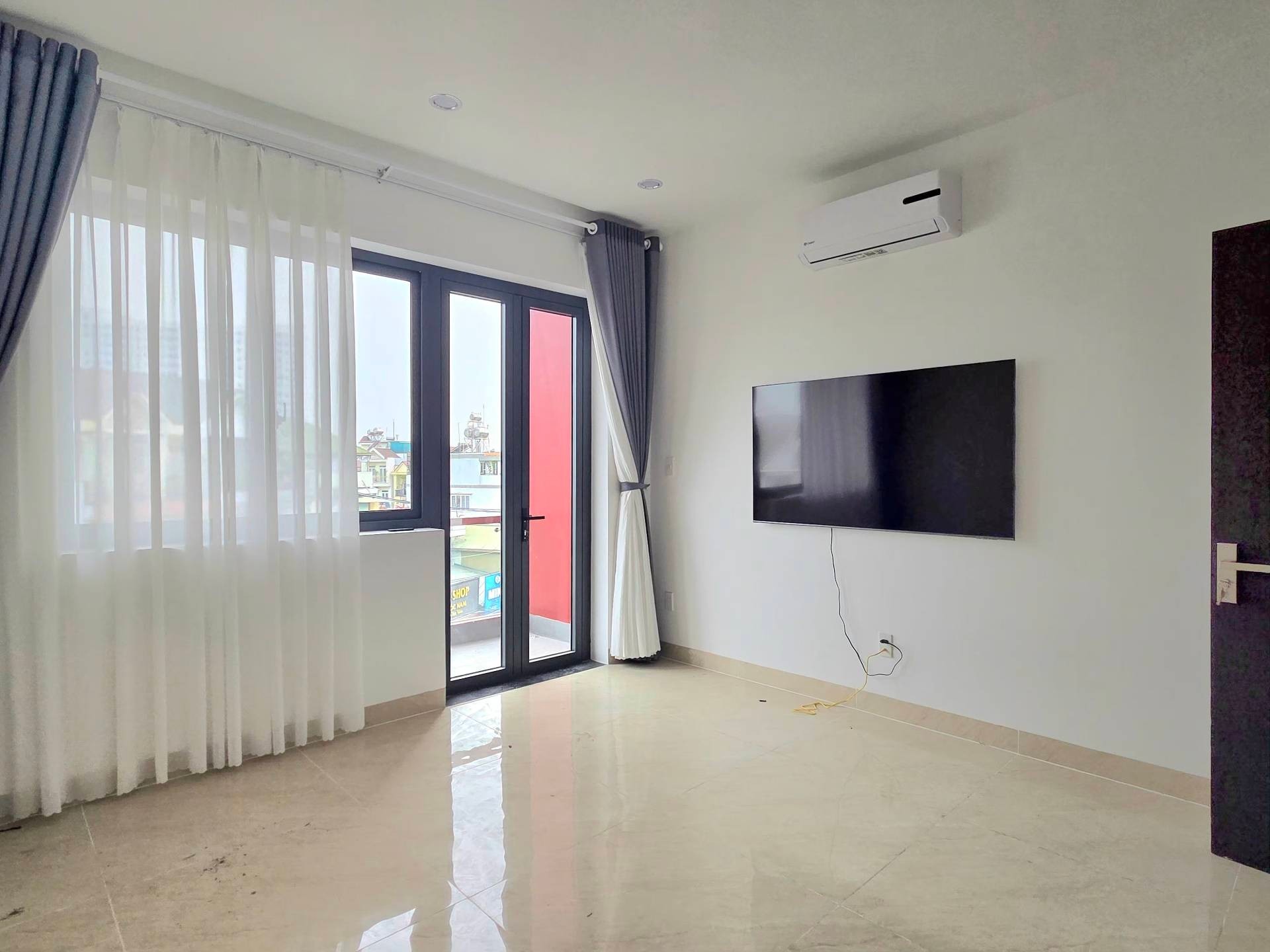 Mặt Tiền Kinh Doanh 5 Tầng Có Thang Máy Cửa Sau