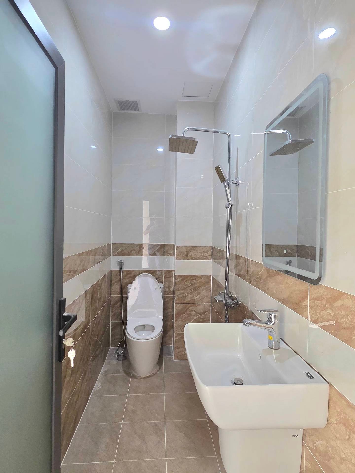 Mặt Tiền Kinh Doanh 5 Tầng Có Thang Máy Cửa Sau