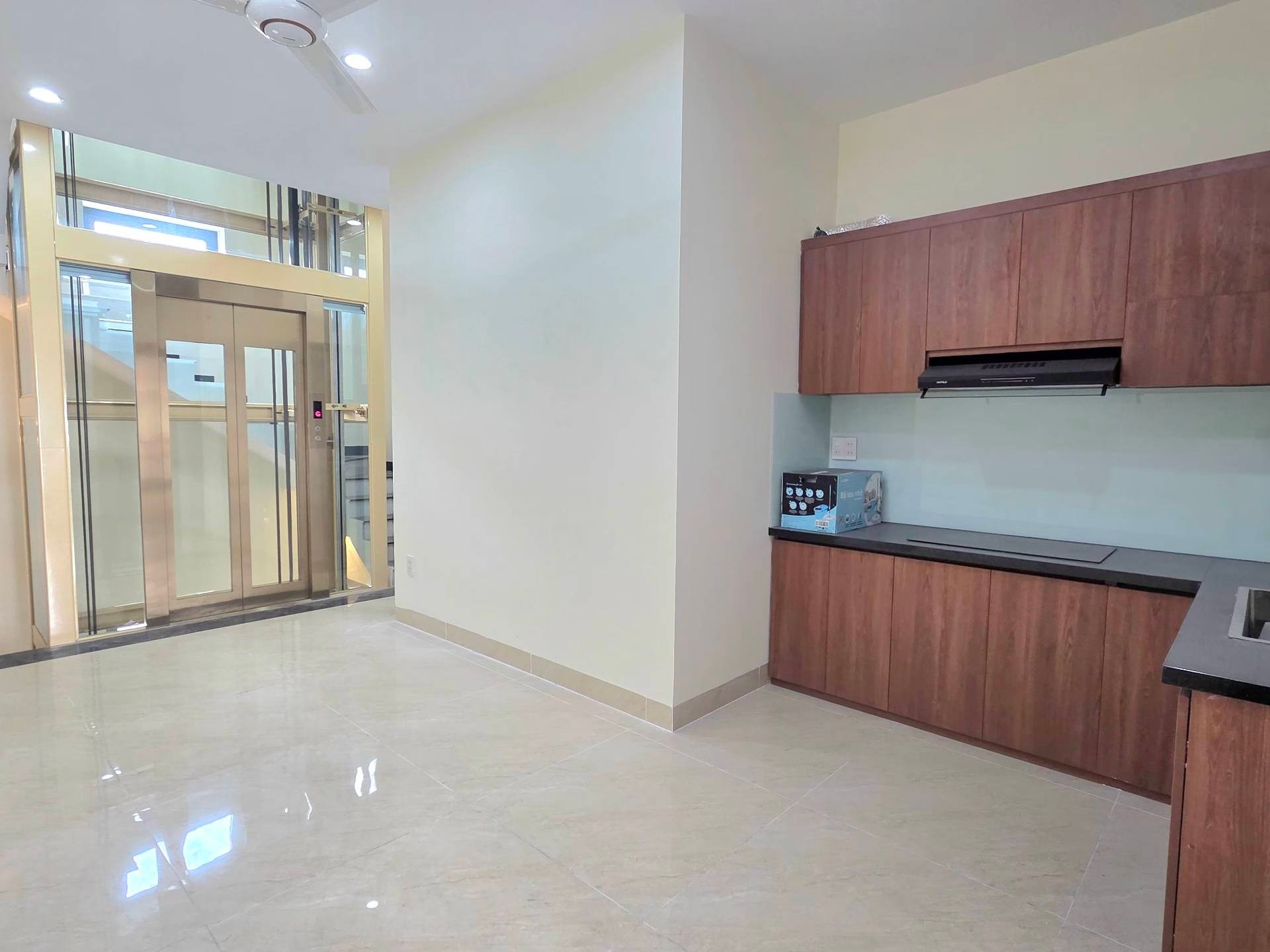 Mặt Tiền Kinh Doanh 5 Tầng Có Thang Máy Cửa Sau